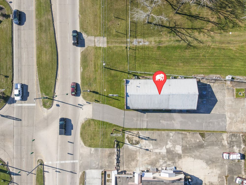 Bank Owned Standalone Retail Building on Greenwell Springs Rd : 9803 Greenwell Springs Rd, Baton Rouge, LA 70814